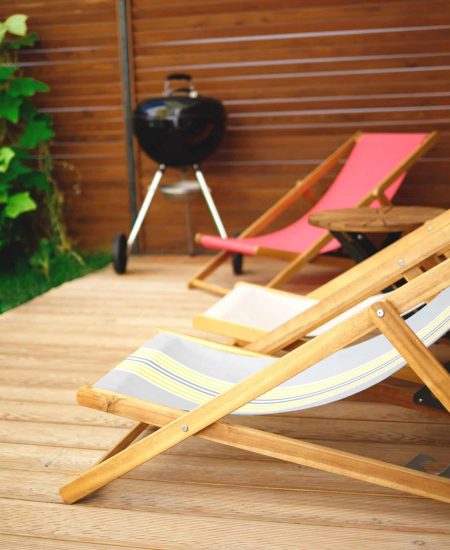 recreation area in the yard of the house: chairs, barbecue, table.